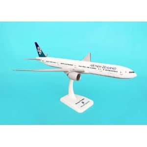   Hogan Air New Zealand 777 300ER 1/200 W/GEAR REG#ZK OKM Toys & Games