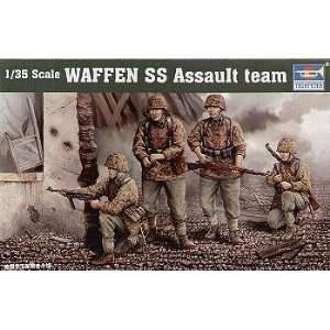  00405 1/35 Waffen SS Assault Team w/Weapons Toys & Games